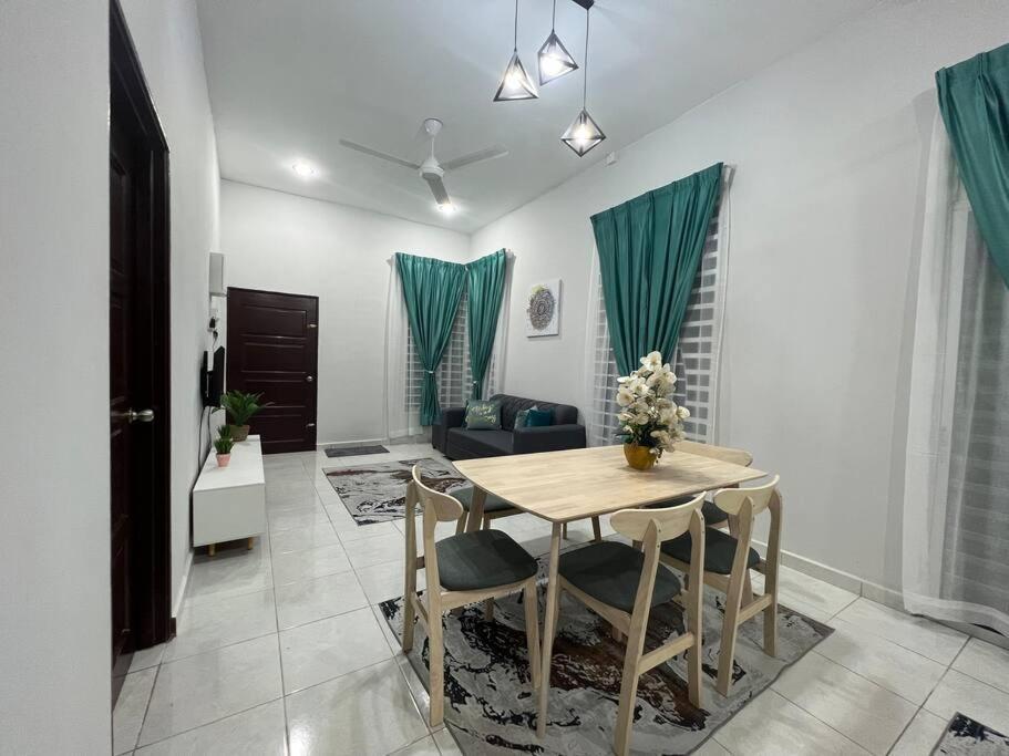 D'Sara Homestay Fully Furnished 3 Bedrooms All Aircond 2 Miles Centre Chukai Extérieur photo