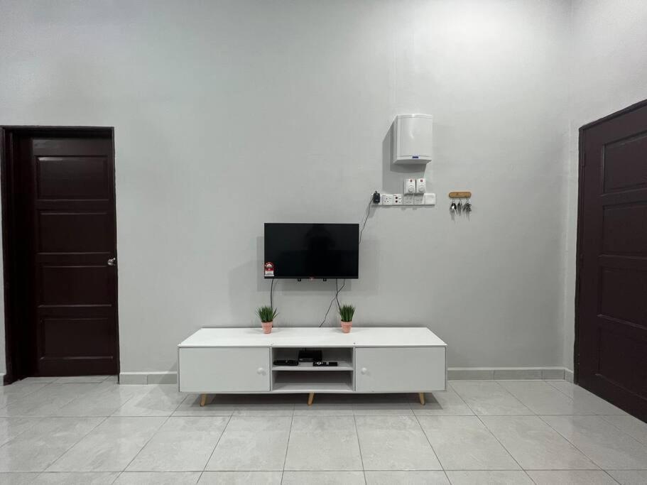 D'Sara Homestay Fully Furnished 3 Bedrooms All Aircond 2 Miles Centre Chukai Extérieur photo